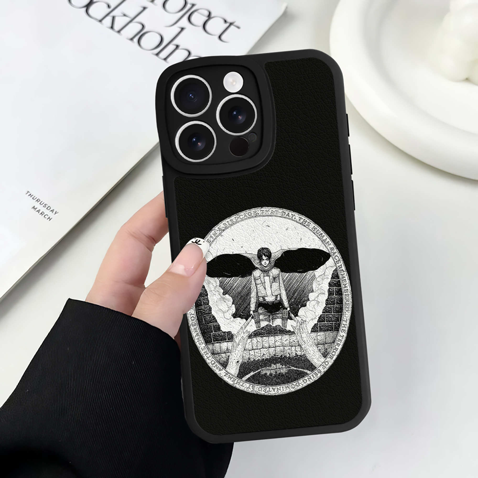 （画像用） 進撃の巨人 エレン･イェーガー Attack on Titan Eren Jäger 【iPhone 16シリーズ対応】シリコンスマホケース（レザー調） 材質：シリコン